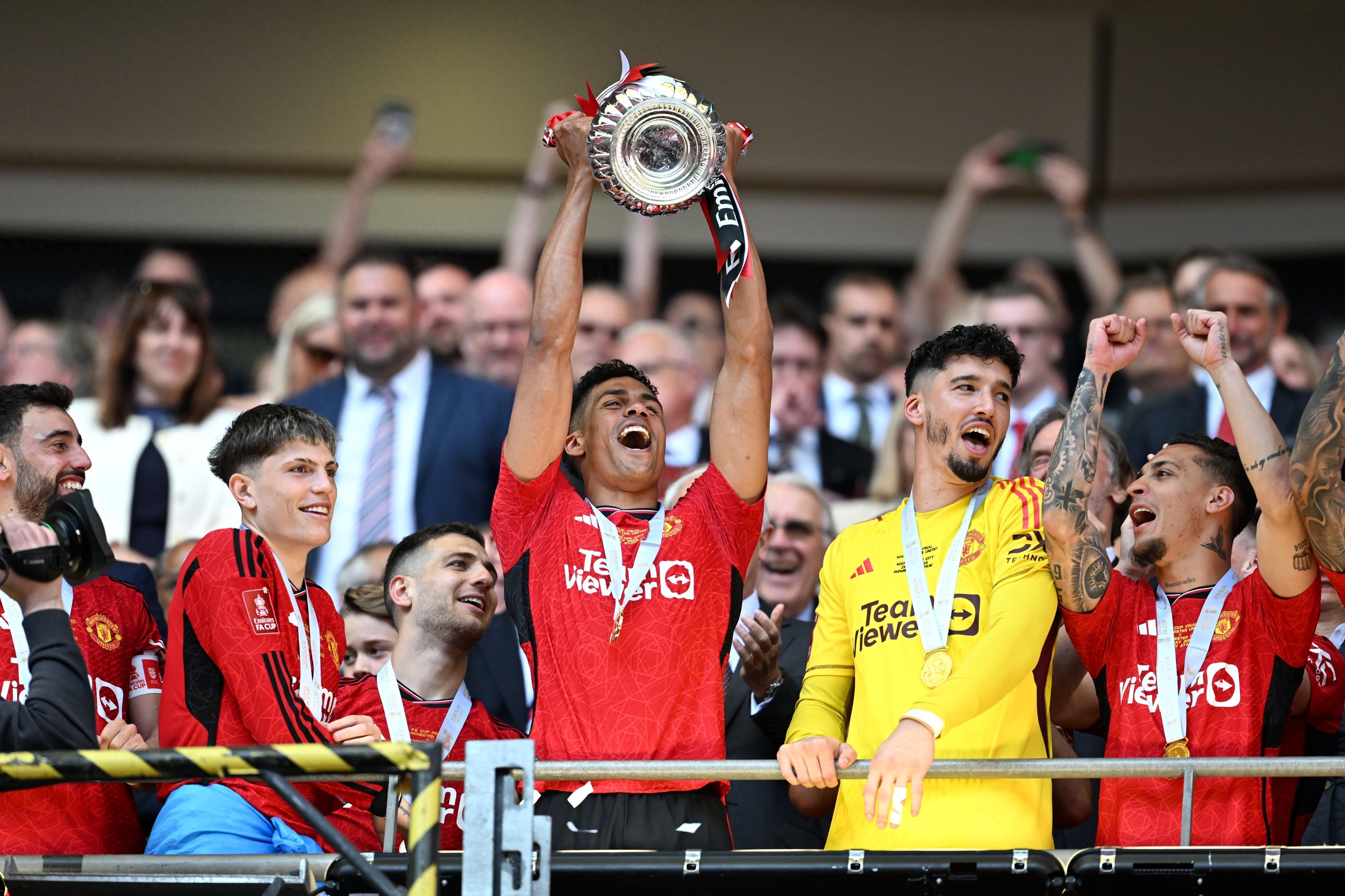 曼联球迷现场助威，激发球队夺冠斗志的简单介绍