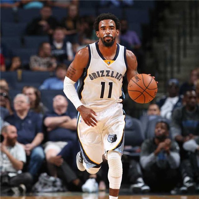 米兰体育教练-小牛队连胜告终，客场失利马刺反扑