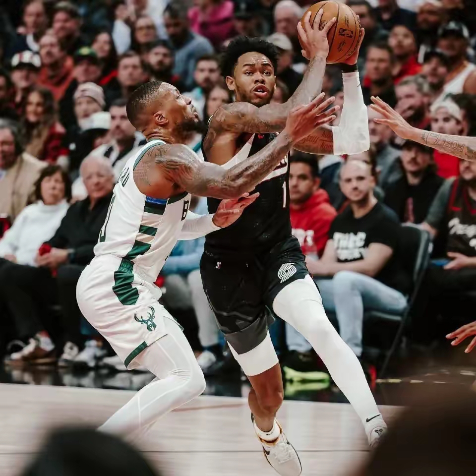 米兰体育下载-雄鹿主场战胜篮网，字母哥表现出色