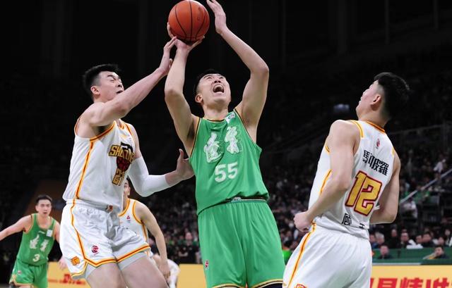 体育风云：辽宁男篮取得联赛胜利