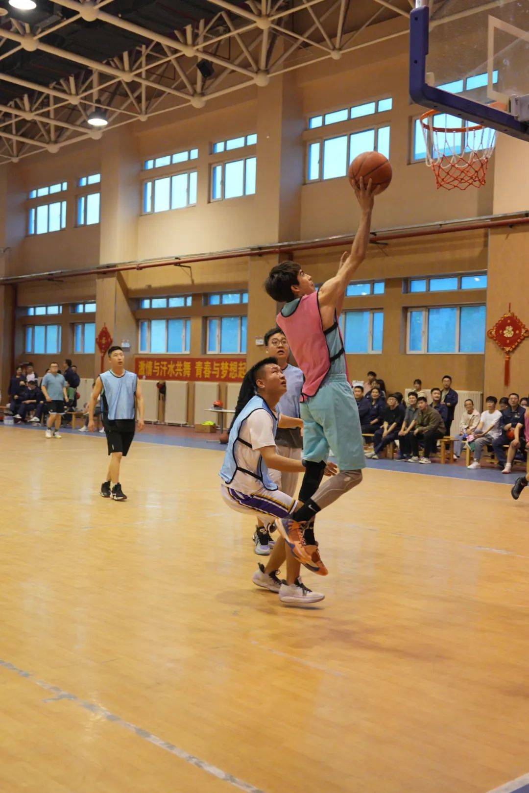 包含精彩瞬间！篮球赛场比赛大点评的词条