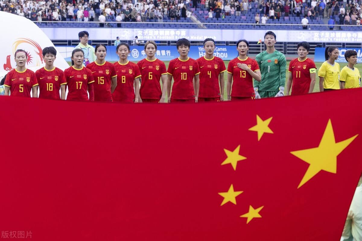 关于中国女足队员在赛场上勇敢拼搏，收获赞誉的信息