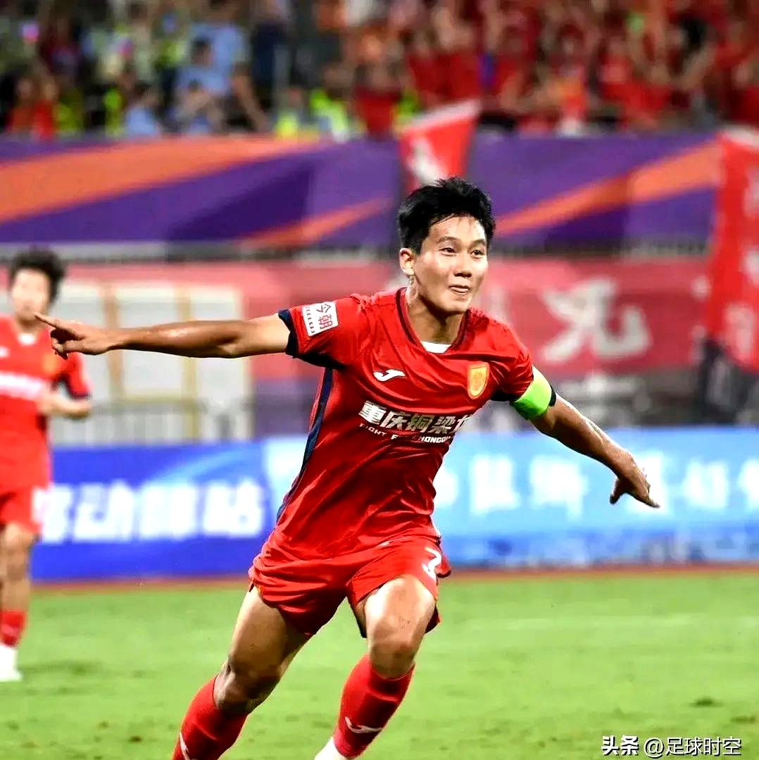 紧张刺激的比赛中，球队一马当先，领先有余