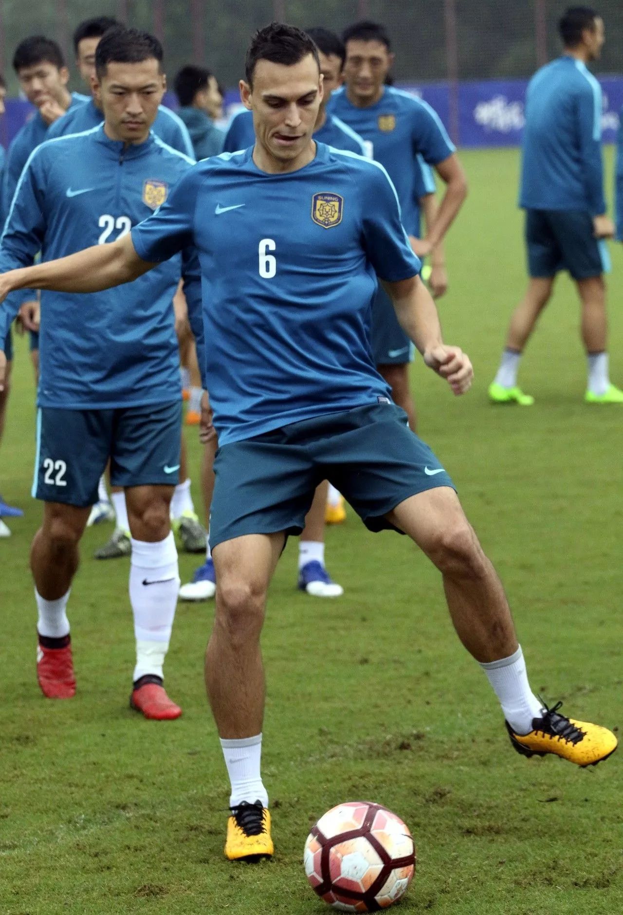 米兰体育视频-球队防守反击犀利，场上斗志高昂的简单介绍