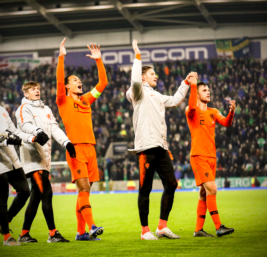 欧预赛比赛中发生突发情况，球迷目不转睛的简单介绍