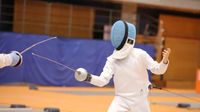 米兰体育在线-罗马尼亚击剑选手胜出，冲击冠军