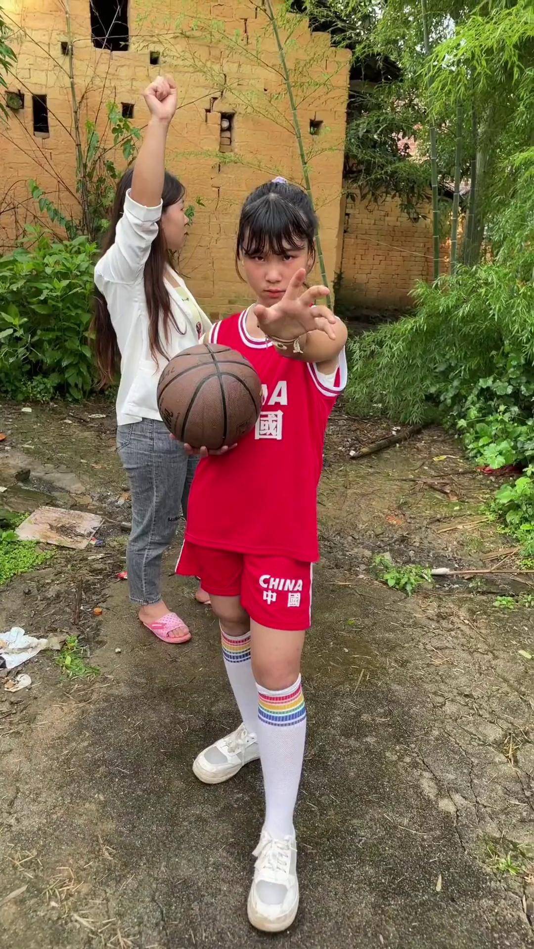 挑战新高度!篮球队员展现个人魅力的简单介绍 挑战新高度!篮球队员展现个人魅力的简单介绍