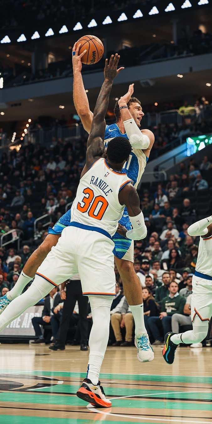 关于雄鹿再胜尼克斯，字母哥送出关键盖帽的信息