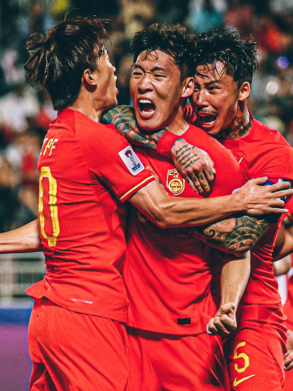 包含足球比赛一触即发，双方实力均衡刺激的词条