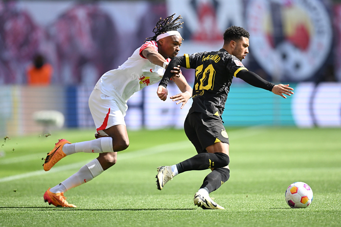 包含RB莱比锡客场击败对手，取得关键胜利的词条